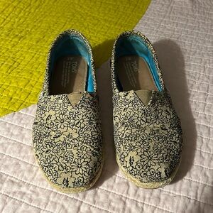 Women’s size 7 TOMS burlap floral shoes
